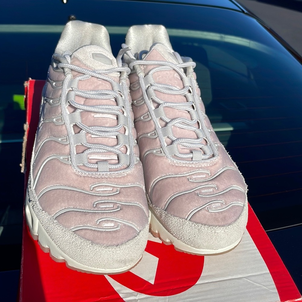 WMNS AIR MAX PLUS LX